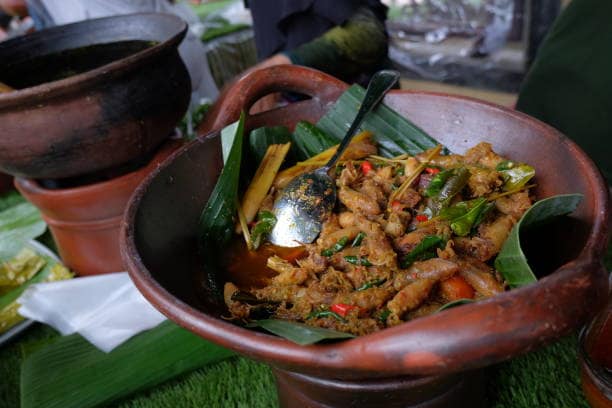 Shillong: Try unique Khasi dishes like jadoh, tungrymbai, and bamboo shoot delicacies, rooted in Meghalaya’s indigenous culture. Shillong: Try unique Khasi dishes like jadoh, tungrymbai, and bamboo shoot delicacies, rooted in Meghalaya’s indigenous culture.