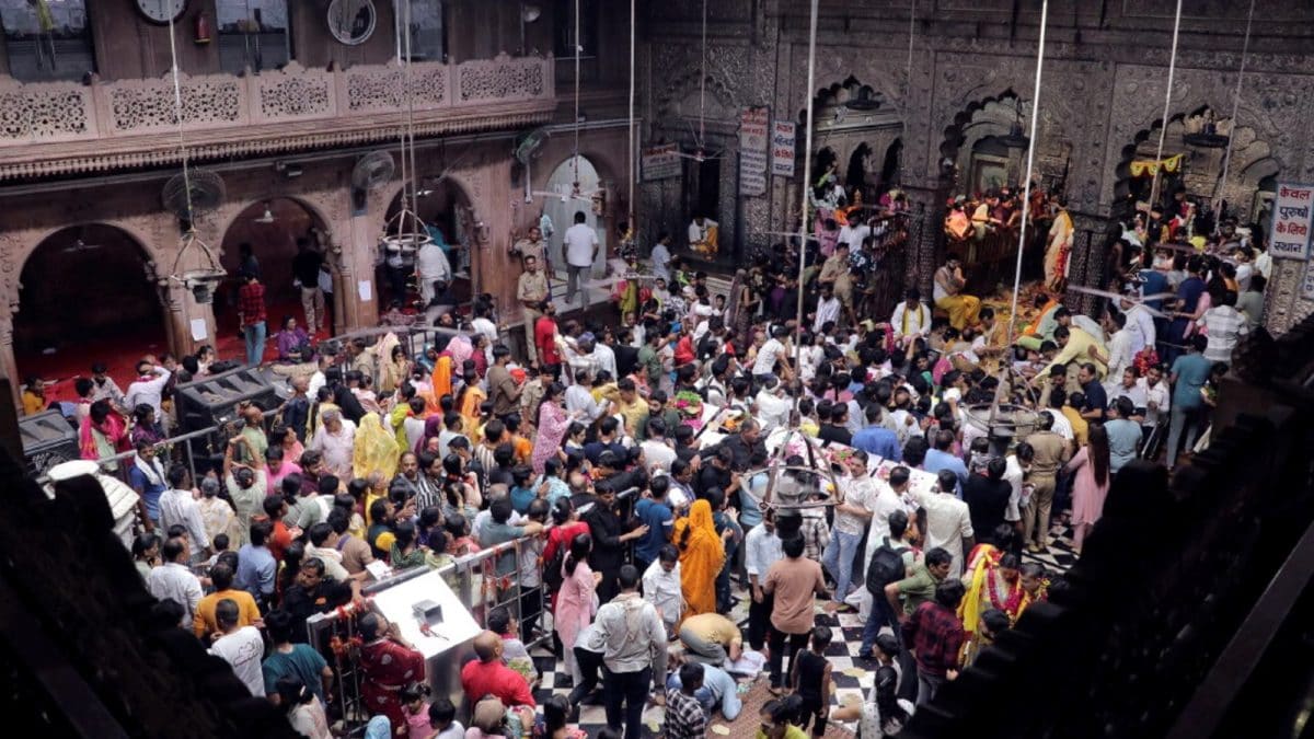 Devotees Made To Wait 40 Minutes As Staff Dispute Delays Sharad Purnima Aarti At Vrindavan Temple