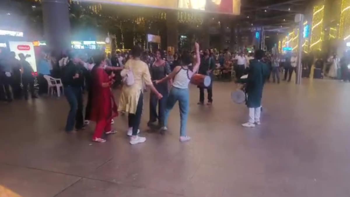 Celebrations Erupt At Mumbai Airport As India Clinch Women's World Cup Trophy | Watch