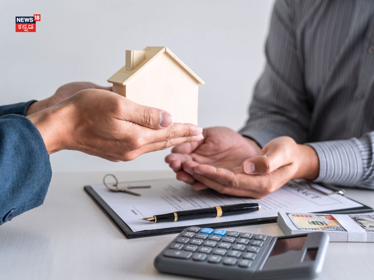 ಮನೆ ಸುಧಾರಣಾ ಸಾಲ: ಮೂರನೆಯ ಆಯ್ಕೆ ಮನೆ ದುರಸ್ತಿ ಅಥವಾ ನವೀಕರಣಕ್ಕಾಗಿ ಮನೆ ಸುಧಾರಣಾ ಸಾಲ. ಹೌದು, ನೀವು ಹಳೆಯ ಮನೆಯನ್ನು ಹೊಂದಿದ್ದರೆ ಅಥವಾ ಮನೆಗೆ ಬಣ್ಣ ಬಳಿಯುವುದು, ನೆಲಹಾಸು ಅಥವಾ ಹೊಸ ಅಡುಗೆಮನೆಯ ಅಗತ್ಯವಿದ್ದರೆ ಇದು ಉಪಯುಕ್ತವಾಗಿದ್ದು, ನೀವು ಈಗಾಗಲೇ ಆಸ್ತಿಯನ್ನು ಹೊಂದಿರುವುದರಿಂದ ಬ್ಯಾಂಕುಗಳು ಈ ಸಾಲಗಳನ್ನು ಸುಲಭವಾಗಿ ನೀಡುತ್ತವೆ.