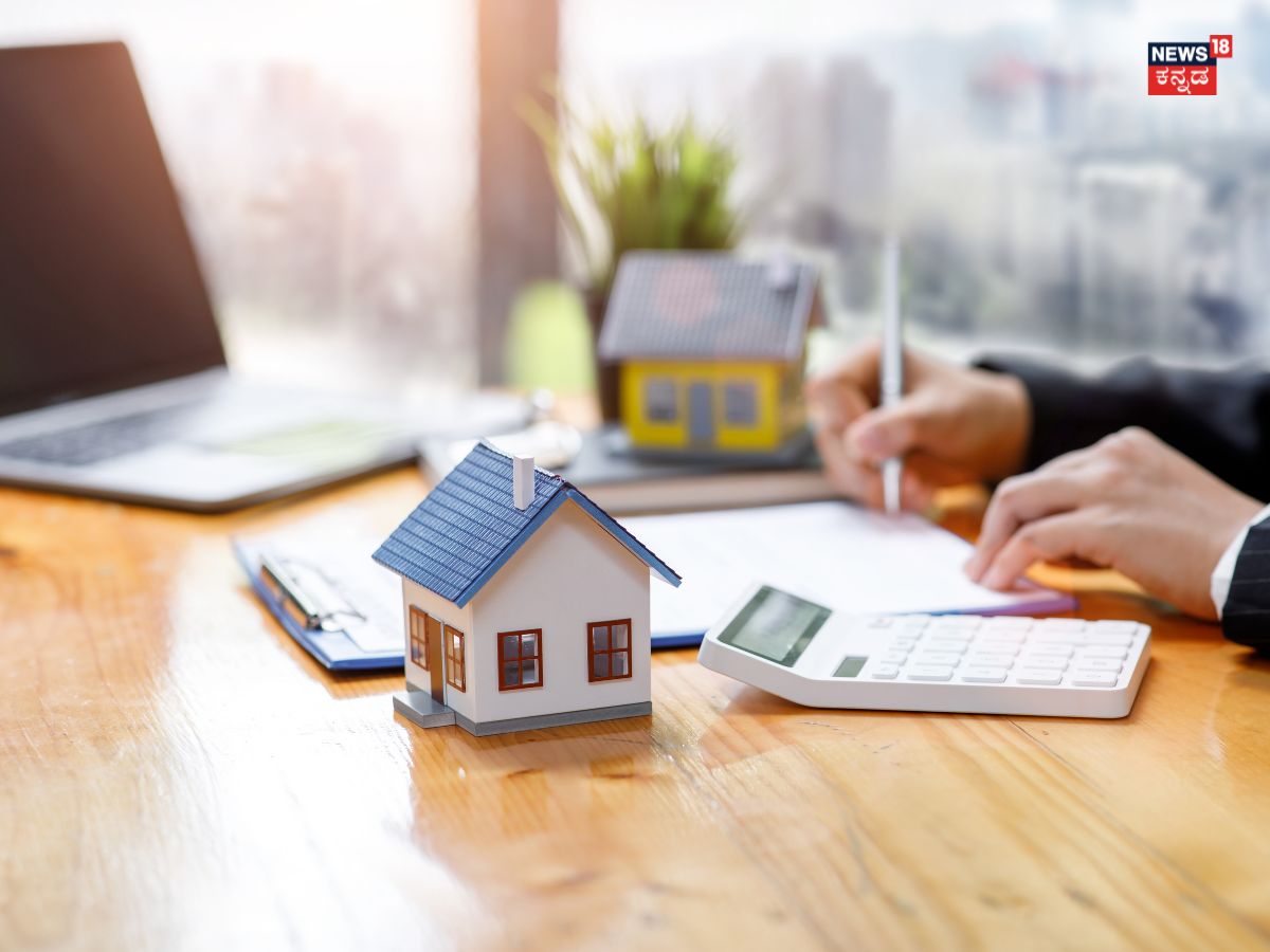 ಎರಡು ಗೃಹ ಸಾಲಗಳನ್ನು ಪಡೆಯಬಹುದೇ?: ಈ ಪ್ರಶ್ನೆಗೆ ಉತ್ತರ ಹೌದು, ನೀವು ಜಂಟಿ ಸಾಲವನ್ನು ತೆಗೆದುಕೊಂಡರೆ, ಅಂದರೆ ನಿಮ್ಮ ಸಂಗಾತಿ ಅಥವಾ ಕುಟುಂಬ ಸದಸ್ಯರೊಂದಿಗೆ. ನಿಮ್ಮ ಸಂಗಾತಿ ಉತ್ತಮ ಕ್ರೆಡಿಟ್ ಸ್ಕೋರ್ ಮತ್ತು ಉತ್ತಮ ಆದಾಯವನ್ನು ಹೊಂದಿದ್ದರೆ, ಬ್ಯಾಂಕುಗಳು ಹೆಚ್ಚಿನ ಸಾಲದ ಮೊತ್ತವನ್ನು ನೀಡುತ್ತವೆ; ಎರಡೂ ಪಾಲುದಾರರ ಸಂಬಳವನ್ನು ಪರಿಗಣಿಸಲಾಗುತ್ತದೆ. ನಿಮ್ಮ CIBIL ಸ್ಕೋರ್ ಮಹತ್ವದ ಪಾತ್ರವನ್ನು ವಹಿಸುತ್ತದೆ. ಸ್ಕೋರ್ 300 ರಿಂದ 900 ರವರೆಗೆ ಇರುತ್ತದೆ. ಅದು 750 ಕ್ಕಿಂತ ಹೆಚ್ಚಿದ್ದರೆ, ಸಾಲಗಳನ್ನು ಪಡೆಯುವುದು ಸುಲಭ ಮತ್ತು ಕಡಿಮೆ ಬಡ್ಡಿದರಗಳಲ್ಲಿ. SBI ನಂತಹ ಬ್ಯಾಂಕುಗಳು ಪರಿಚಯಾತ್ಮಕ ದರಗಳನ್ನು ನೀಡುತ್ತವೆ. ಉತ್ತಮ CIBIL ಅನ್ನು ನಿರ್ವಹಿಸಲು, ನಿಮ್ಮ ಬಿಲ್‌ಗಳು ಮತ್ತು EMI ಗಳನ್ನು ಸಮಯಕ್ಕೆ ಪಾವತಿಸಿ.