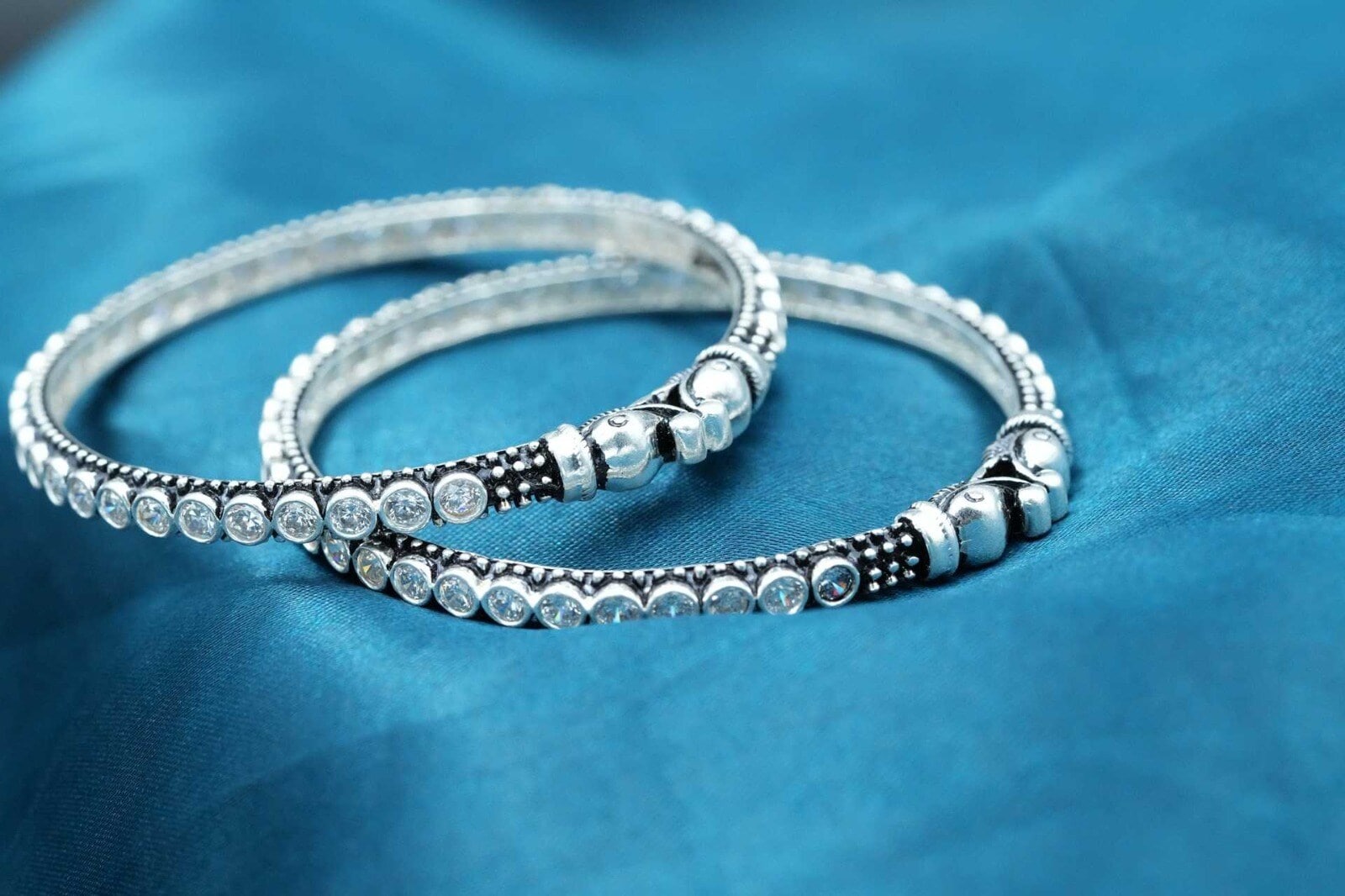 Over the past few years, silver has shown significant appreciation in the commodities market. According to market observers, if demand from both consumers and industries grows at the current pace, silver prices could continue their upward trajectory into 2026.