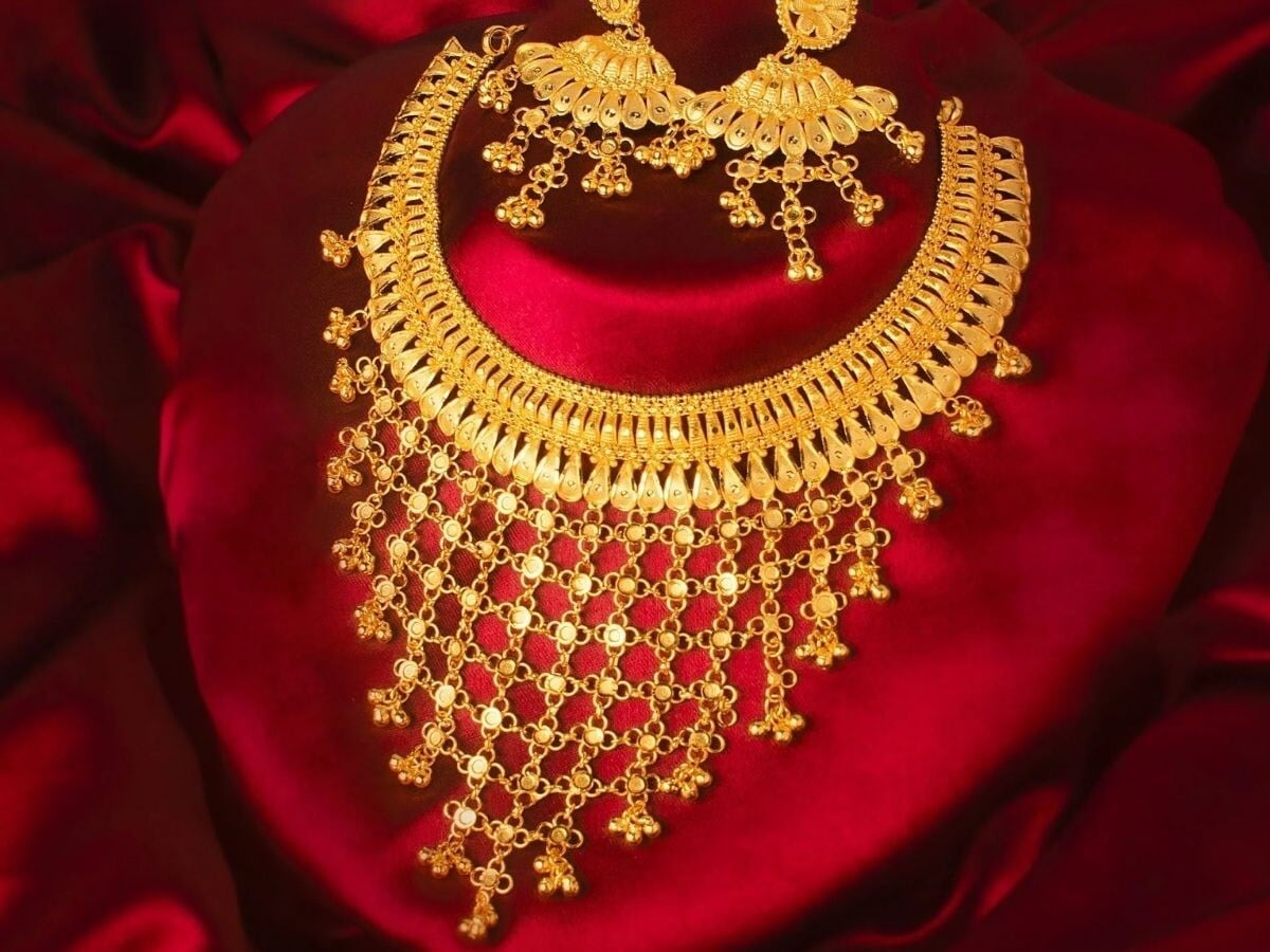 தங்கம் விலை கடந்த சில நாட்களாக ஏற்ற இறக்கத்துடன் இருந்து வருகின்றன. இதற்கிடையே, திருமண சீசன் தொடங்கியதால், நகை வாங்க முடியாமல் நடுத்தர மக்கள் திணறி வருகின்றனர். இந்த நிலையில், தற்போது ரூ.5 லட்சம் மதிப்புள்ள தங்கத்தை வாங்கினால், 2030ஆம் ஆண்டு அதன் மதிப்பு எவ்வளவு இருக்கும் என்று உங்களுக்கு தெரியுமா? அதுபற்றி இந்த கட்டுரையில் விரிவாக தெரிந்து கொள்ளலாம்.