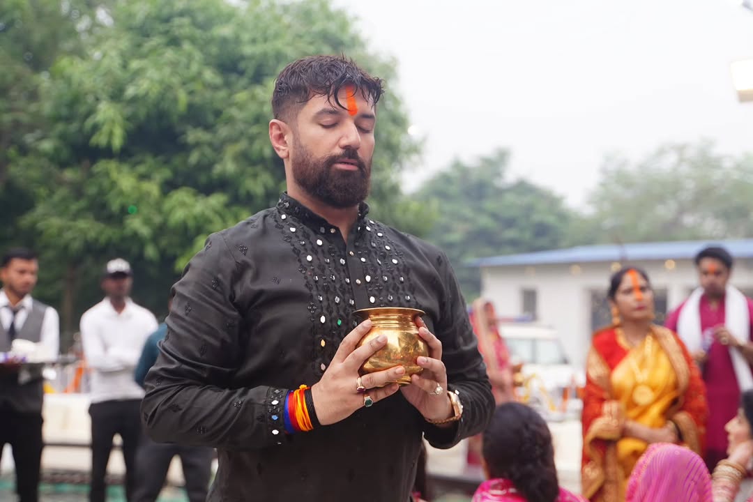 Chirag was born on October 31, 1982, to Ram Vilas Paswan, who was one of India’s most respected Dalit leaders and the founder of the Lok Janshakti Party (LJP). Even though he grew up in a political family, Chirag’s first steps were not towards politics. He completed his schooling through the Institute of Open Schooling in Delhi and later joined a B.Tech course in Computer Engineering at the Institute of Engineering and Technology in Jhansi. Chirag was born on October 31, 1982, to Ram Vilas Paswan, who was one of India’s most respected Dalit leaders and the founder of the Lok Janshakti Party (LJP). Even though he grew up in a political family, Chirag’s first steps were not towards politics. He completed his schooling through the Institute of Open Schooling in Delhi and later joined a B.Tech course in Computer Engineering at the Institute of Engineering and Technology in Jhansi.