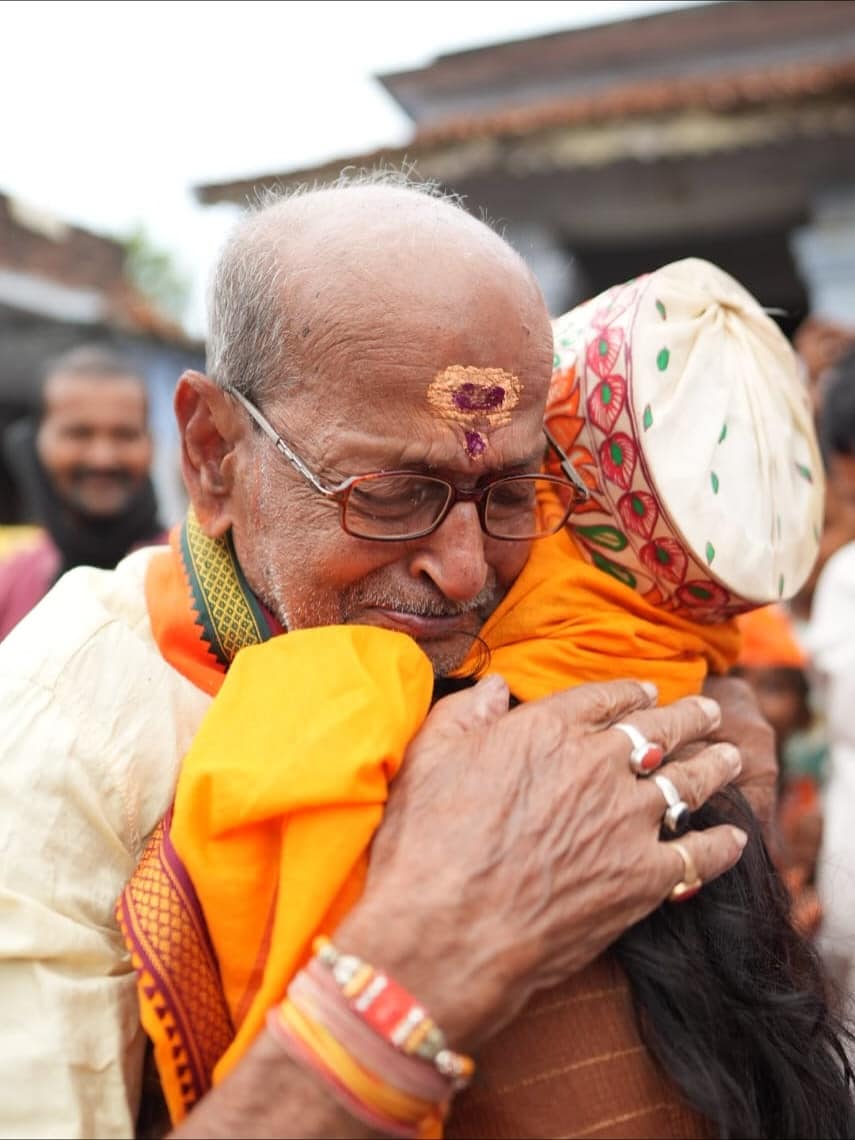 A young voice from Mithila has suddenly turned the political spotlight towards Alinagar. Her rallies are packed, her posters are everywhere, and she is one of the most-watched candidates in the Bihar Election Results 2025.