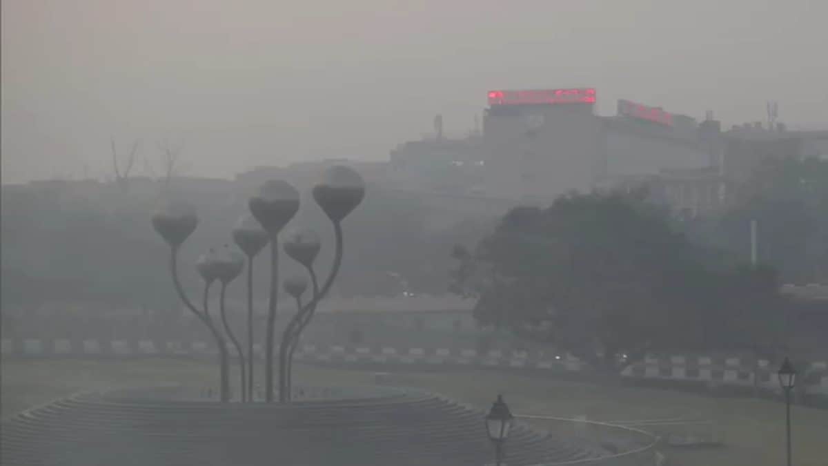 Delhi-NCR Chokes In ‘Very Poor’ Air Quality, AQI Stands At 323