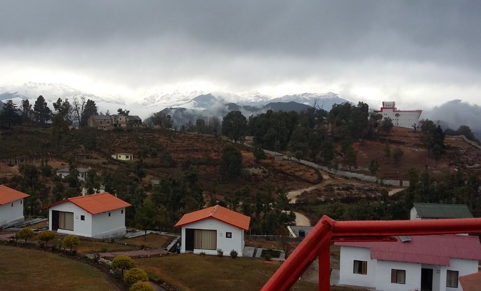 Chaukori: Situated near Mukteshwar, is a quaint village famous for fruit orchards and eco-tourism. Fewer tourists make it a perfect spot for peaceful stays, enjoying local culture, exploring plum and apple gardens, and disconnecting amidst Kumaon’s natural beauty.