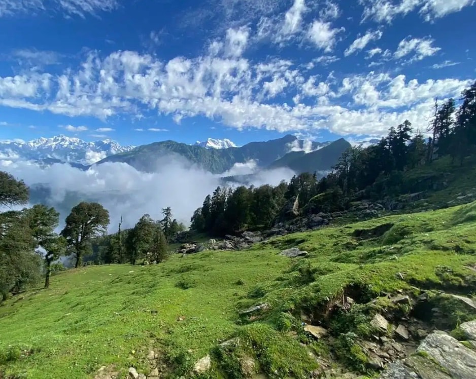  Chopta: In the Garhwal Himalayas, Chopta is known for alpine meadows, rhododendron forests, and the Tungnath trek. Less crowded than mainstream destinations, it’s ideal for trekking, camping, and soaking in pristine landscapes amid fresh mountain air.
