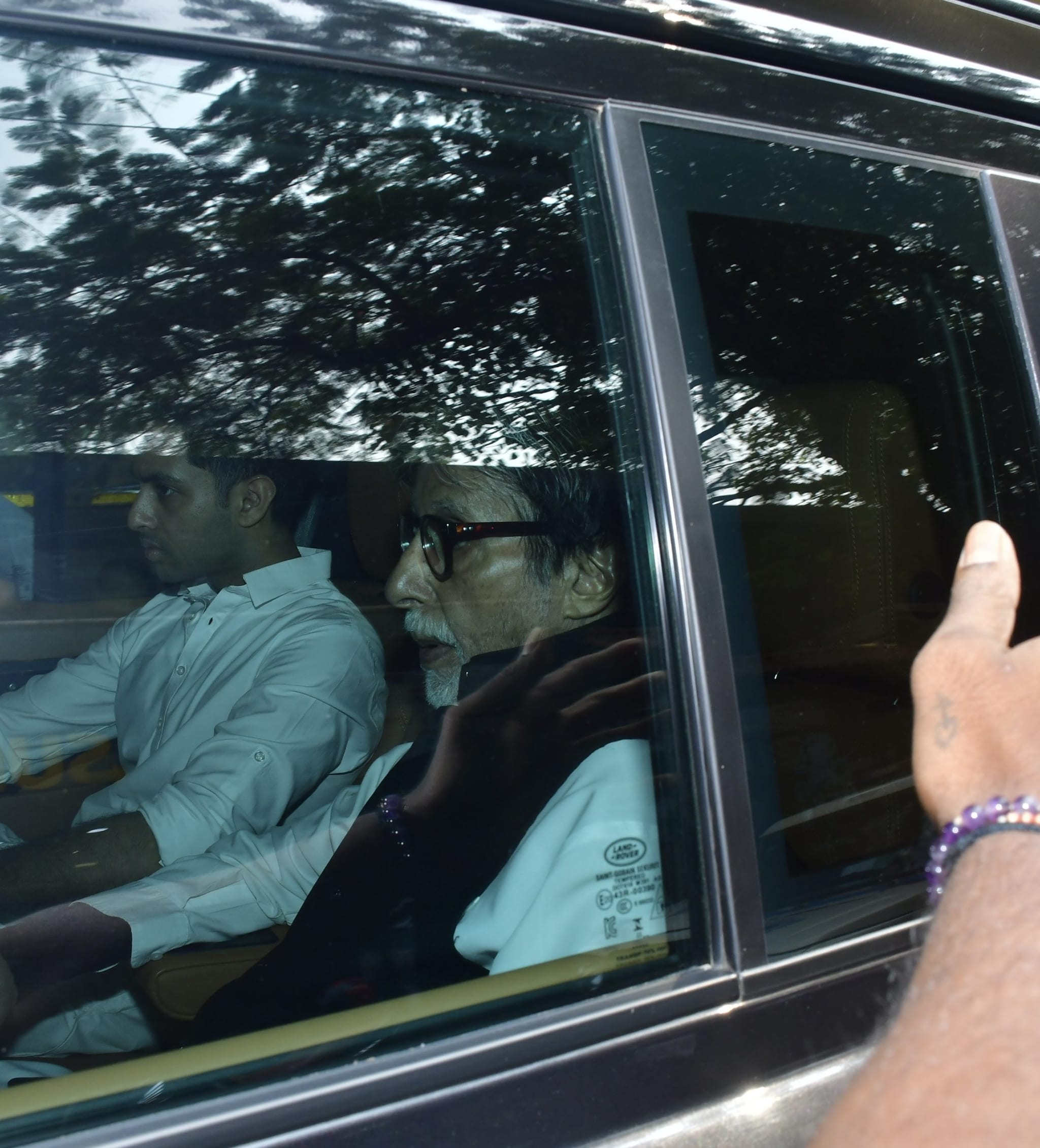Bollywood Stars Bid Tearful Goodbye To Superstar Dharmendra Photos