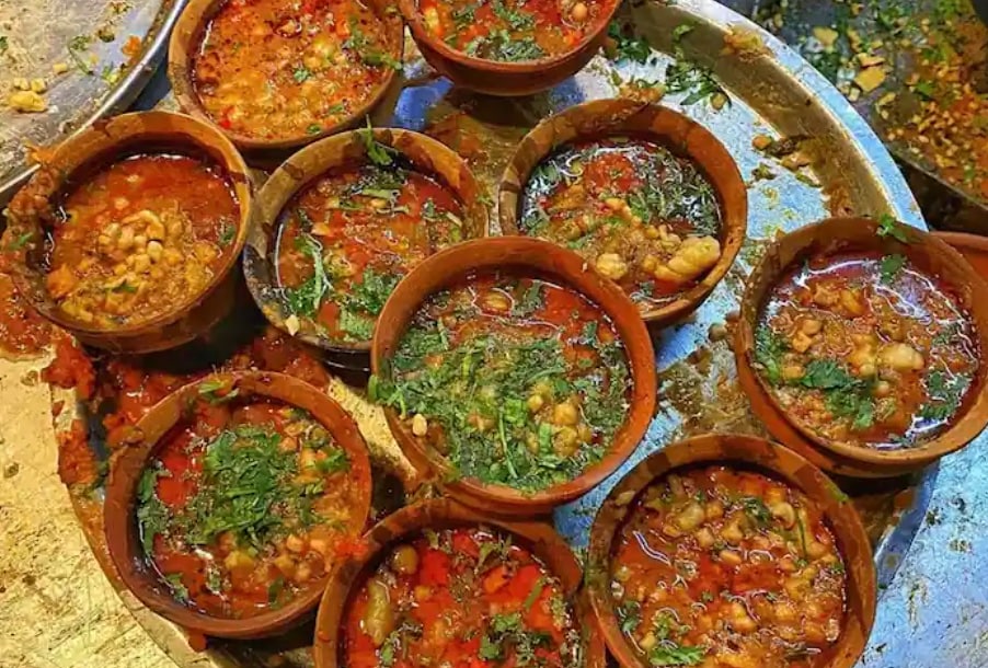  Eat Local Cuisine: Street food here is not just a meal—it’s a cultural immersion. When you visit Varanasi, you must try Kachori, chaat, and lassi. 