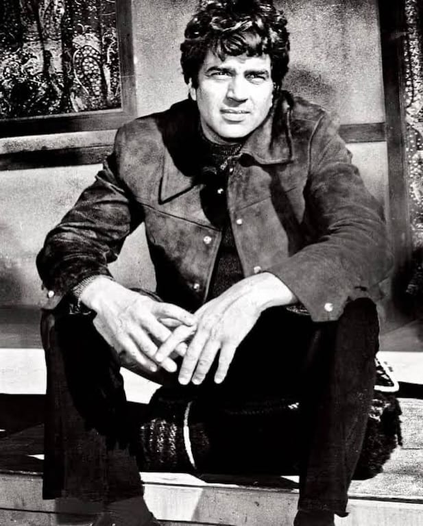 Bollywood Pays Tribute to Dharmendra