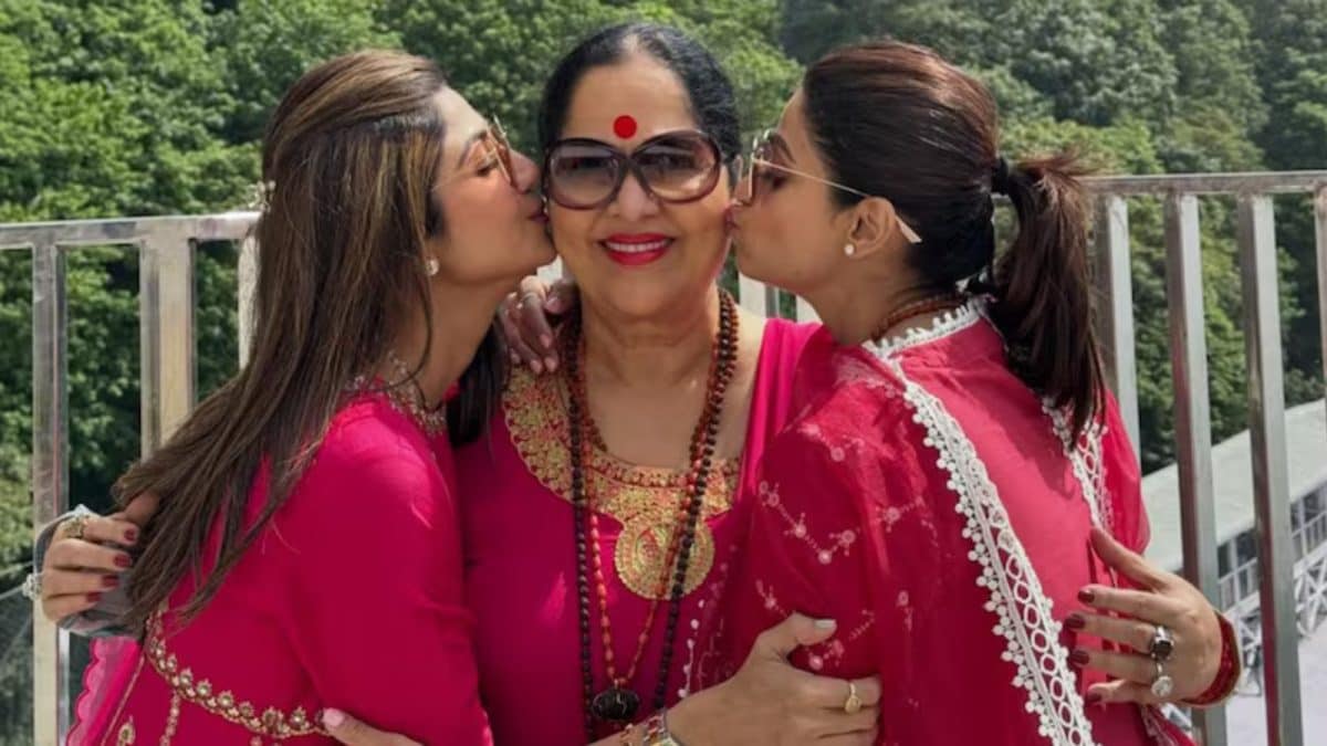 Shilpa And Shamita Shetty Visit Mother Sunanda At Lilavati Hospital | Video | Bollywood News Shilpa And Shamita Shetty Visit Mother Sunanda At Lilavati Hospital | Video | Bollywood News