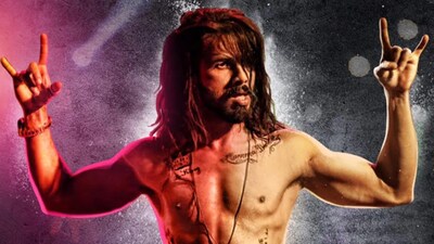 Shahid Kapoor flaunts his physique in Udta Punjab.