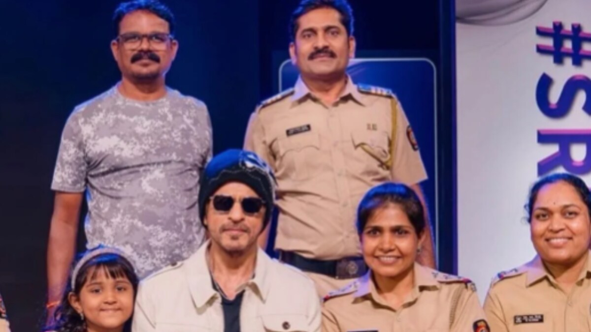 Shah Rukh Khan Wins Hearts With Kind Gesture Towards Police Officer