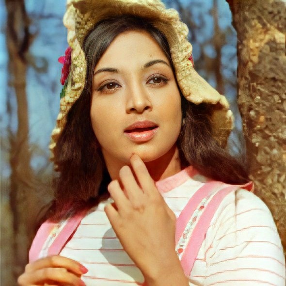 This actress was Lakshmi who became an overnight sensation with Julie. The film was directed by KS Sethumadhavan and featured a strong ensemble cast including Vikram, Nadira, Rita Bhaduri and Om Prakash. This actress was Lakshmi who became an overnight sensation with Julie. The film was directed by KS Sethumadhavan and featured a strong ensemble cast including Vikram, Nadira, Rita Bhaduri and Om Prakash.