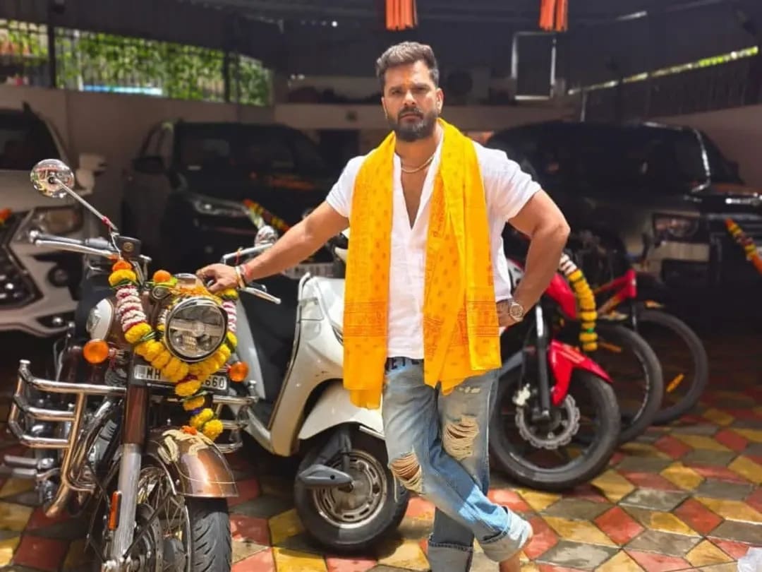 Born on March 15, 1986, in Bihar’s Chapra district, Khesari’s father, Mangaru Lal Yadav, sold chana in the morning and worked as a security guard at night to make ends meet.