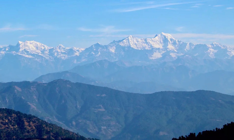 Khirsu: A quiet hamlet in Garhwal, is famous for its apple orchards, pine and deodar forests. With panoramic views of Trishul and Nanda Devi, it’s ideal for travellers seeking tranquility, photography, and a slow-paced mountain retreat away from crowds.