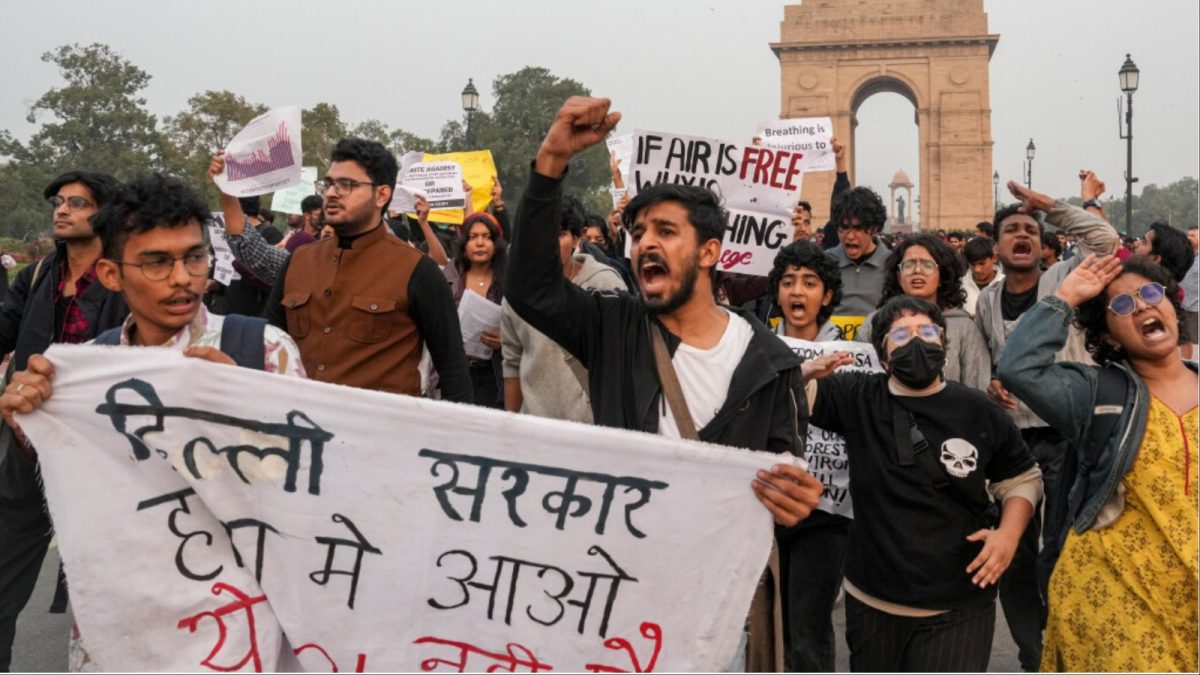 15 Arrested As Protesters Use Chilli Spray On Delhi Police During Demonstration Against Pollution | India News 15 Arrested As Protesters Use Chilli Spray On Delhi Police During Demonstration Against Pollution | India News