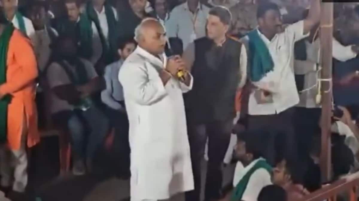 Sugarcane Farmers Hurl Slippers At Karnataka Minister’s Car As Protest Turns Tense