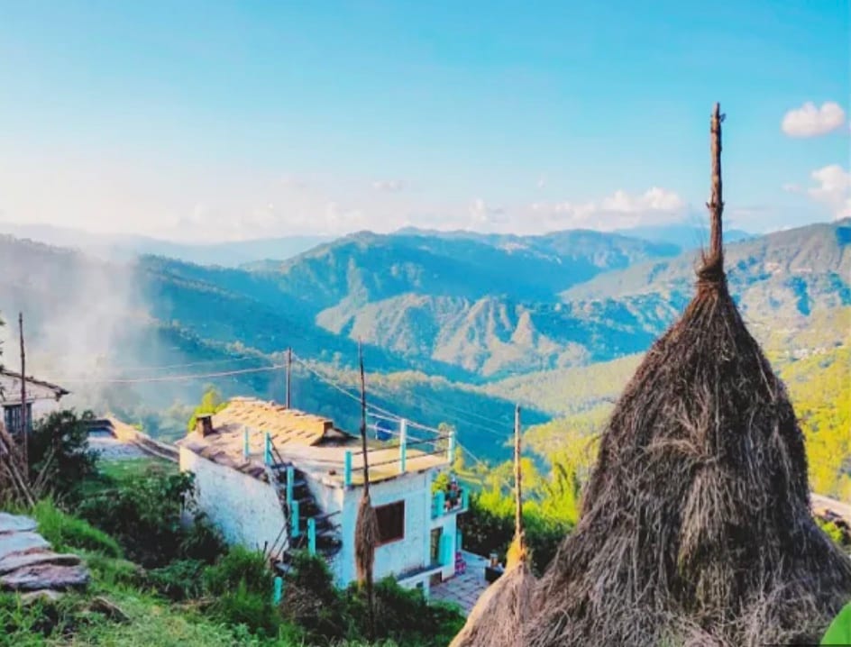 Peora: Situated near Mukteshwar, is a quaint village famous for fruit orchards and eco-tourism. Fewer tourists make it a perfect spot for peaceful stays, enjoying local culture, exploring plum and apple gardens, and disconnecting amidst Kumaon’s natural beauty.