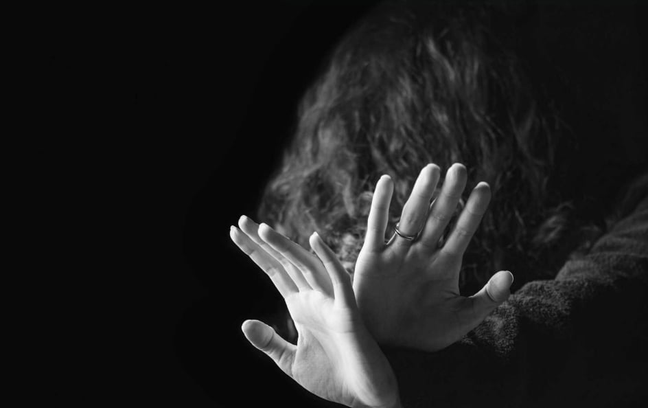 शिकायत के मुताबिक, आरोपी को अभी तक हिरासत में नहीं लिया गया है और वह अभी भी खुलेआम घूम रहा है. महिला का कहना है कि उसके परिवार वाले केस उठाने पर जान से मारने की धमकी दे रहे हैं।