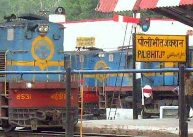 उत्तर प्रदेश के पीलीभीत से एक चौंकाने वाला मामला सामने आया है, जहां एक युवा विधवा की मदद की गुहार ने पूरे गांव को हिलाकर रख दिया। दो महीने पहले अपने पति को खोने के बाद महिला अकेली रहती है।