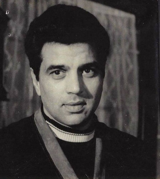  বলিউডের হি-ম্যান তিনি, ধর্মেন্দ্র ১৯৬০ সাল থেকে একের পর এক হিন্দি ছবিতে একচ্ছত্র রাজত্ব করেছিলেন। অ্যাকশন হোক বা রোম্যান্স, দুই ধারাতেই তাঁর মনোমুগ্ধকর স্ক্রিন প্রেজেন্সে মজেছিলেন দর্শকরা।