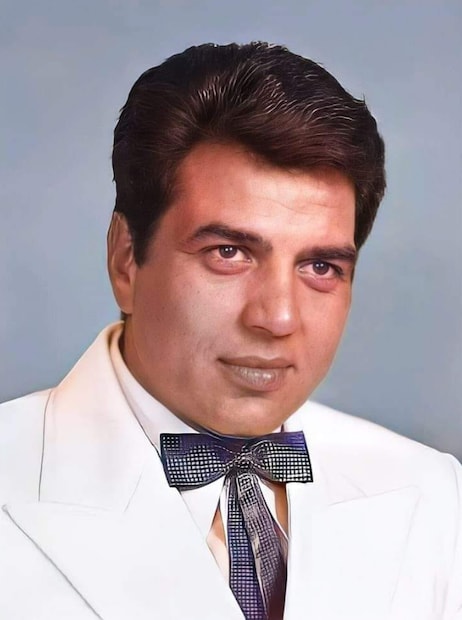 বছরের পর বছর ধরে তিনি অসংখ্য হিট ছবি উপহার দিয়েছেন। দেশের ঘরে ঘরে ধর্মেন্দ্র এক সুপরিচিত তথা জনপ্রিয় নাম। তাঁর অসংখ্য জনপ্রিয় ছবির মধ্যে তিনি কেবল একটিতে দ্বৈত চরিত্রে অভিনয় করেছিলেন। সেই ছবিতে আবার তাঁর বিপরীতে অভিনয় করেছিলেন এক প্রাক্তন মুখ্যমন্ত্রী।