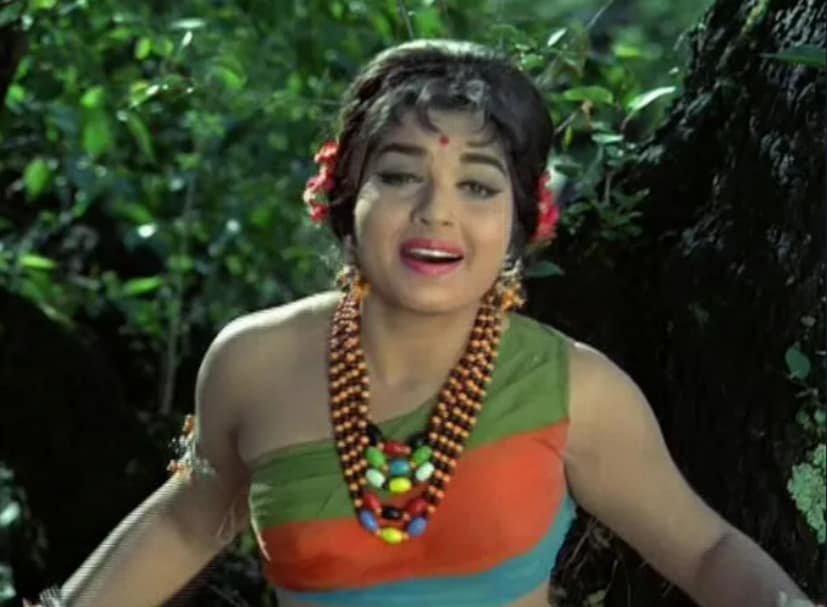 তিনি ১৪ বছরেরও বেশি সময় ধরে তামিলনাড়ুর মুখ্যমন্ত্রী হিসেবে একাধিক মেয়াদে দায়িত্ব পালন করেছেন। তিনি প্রথম ১৯৯১ সালে দায়িত্ব গ্রহণ করেন এবং ২০১৬ সালে মৃত্যুর আগ পর্যন্ত তাঁর শেষ মেয়াদ বহাল রাখেন। তাঁর একমাত্র হিন্দি ছবি ইজ্জত, যেখানে তিনি ধর্মেন্দ্রর সঙ্গে জুটি বেঁধেছিলেন।