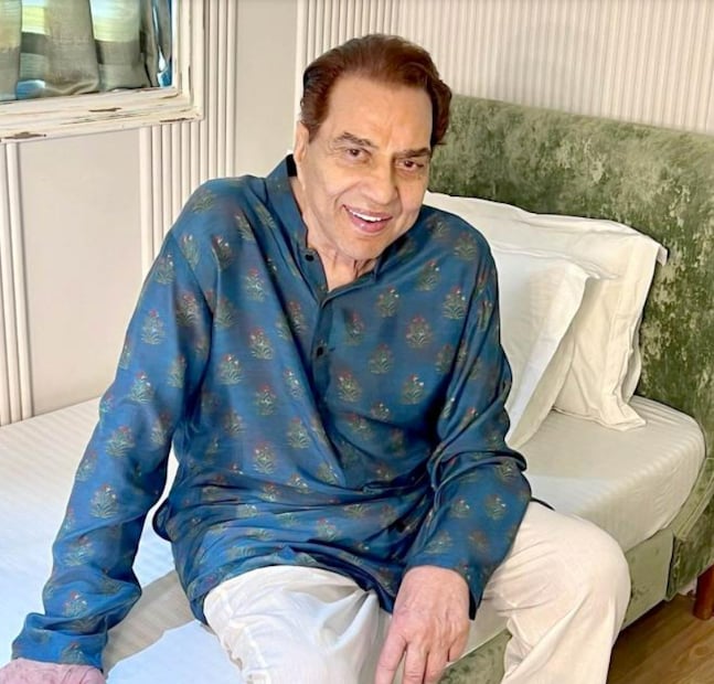 তাঁর শারীরিক অবনতি তথা প্রয়াণের ক্রমবর্ধমান জল্পনার মধ্যে কন্যা এষা দেওল এক্স সোশ্যাল মিডিয়া পোস্টের মাধ্যমে ভক্তদের আশ্বস্ত করেছেন যে প্রবীণ অভিনেতা সুস্থ হয়ে উঠছেন, সকলকে বাবার সুস্থতার জন্য প্রার্থনা চালিয়ে যাওয়ার অনুরোধ করেছেন তিনি।