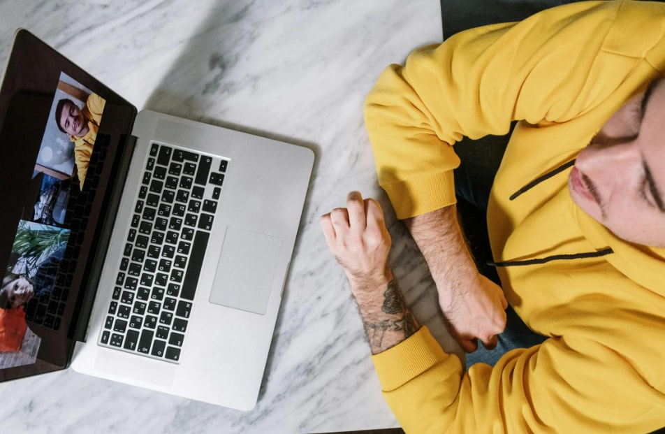 Reports show that the outage started around 11:30 AM IST, a time when offices, schools and remote teams depend heavily on the platform. This led to major delays and cancelled calls across the country.