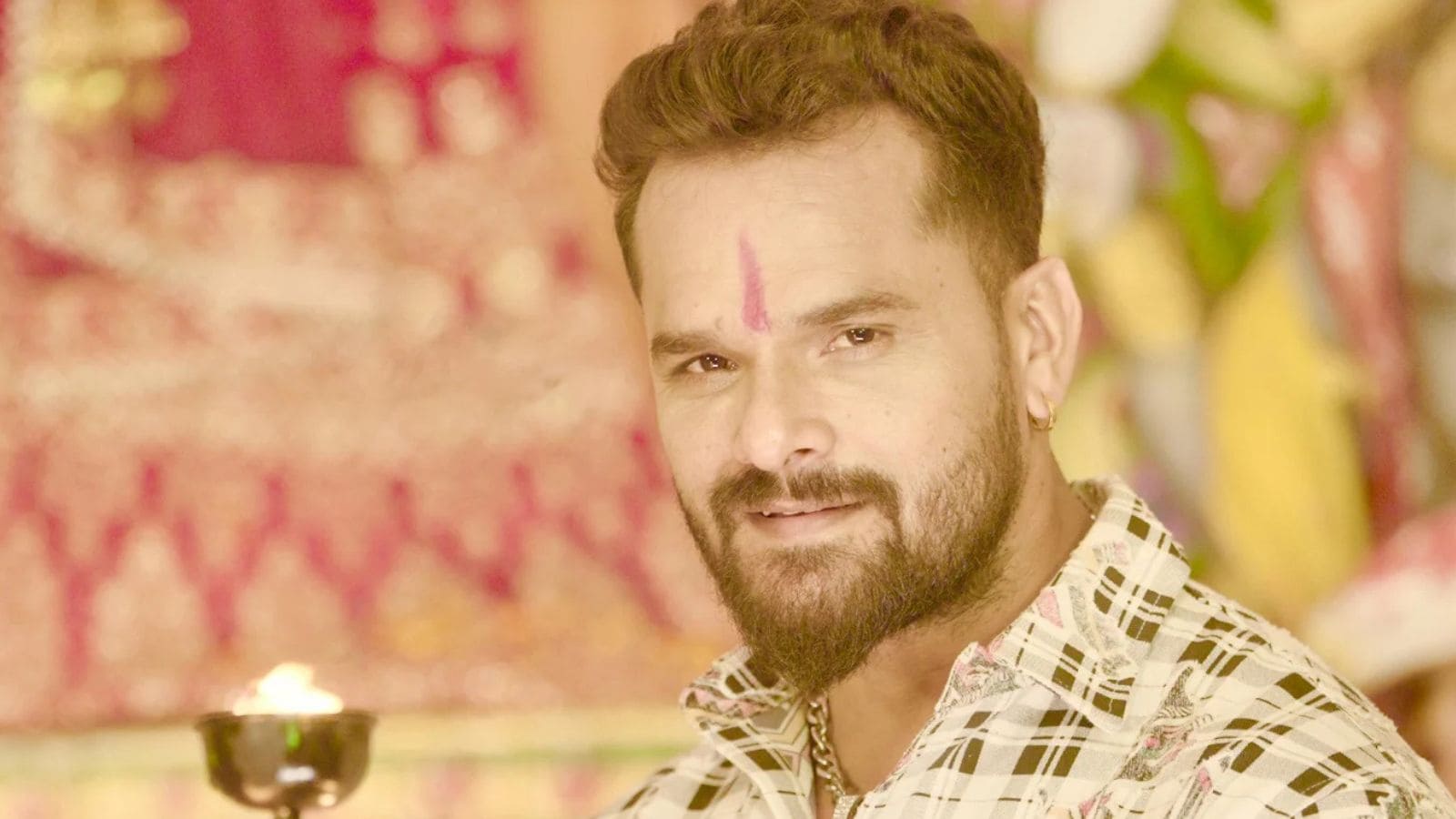 While his parents worked in Delhi, Khesari grew up in Chapra with his six siblings and uncle. He studied in a government school, but as he was not inclined towards academics, he left education after Class 10.