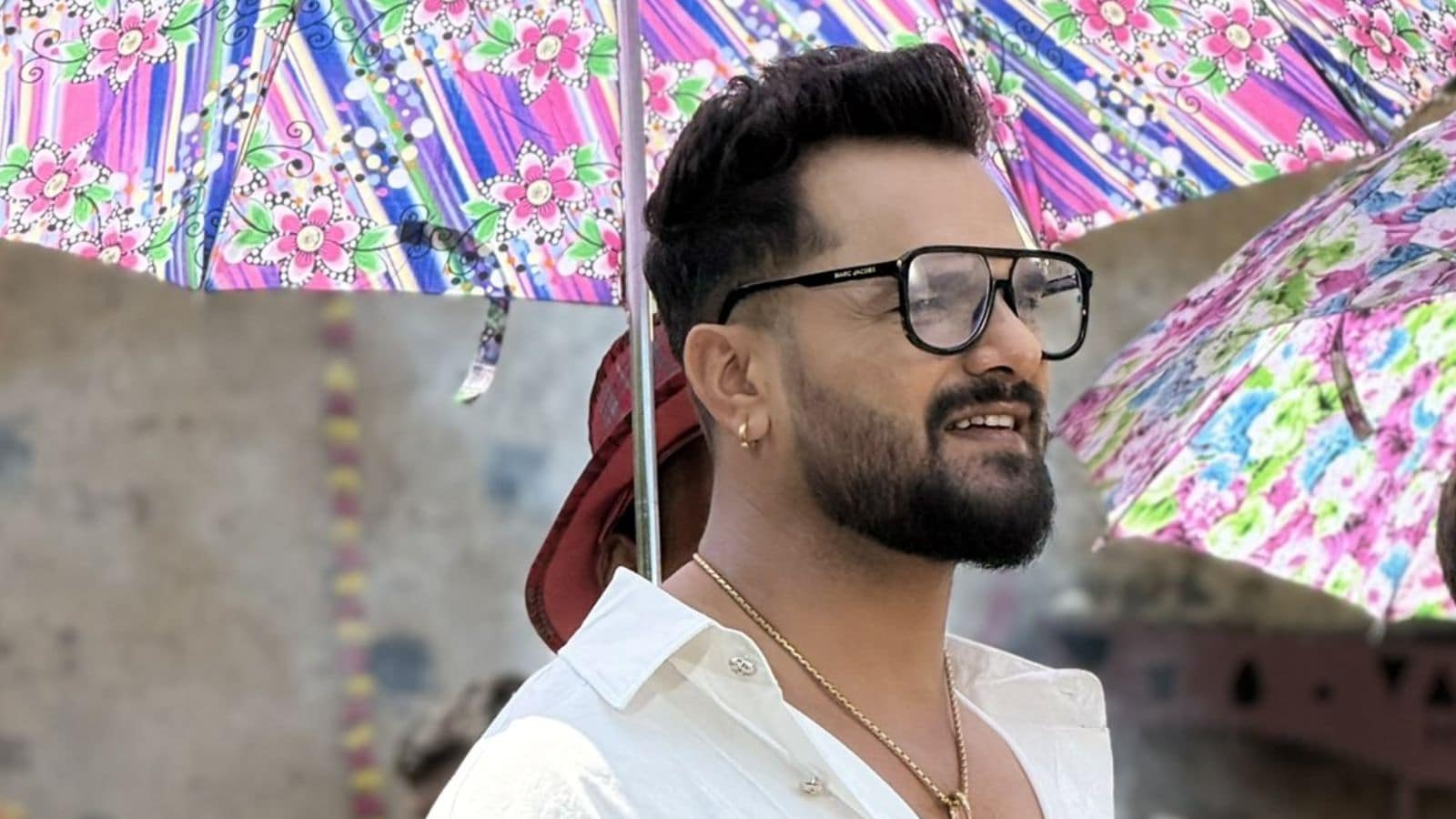 He began his career as a theatre artist in the late ’90s. During this time, he used to sing in Ramayana and Mahabharata plays, mastering Bhojpuri folk dance Launda Naach.