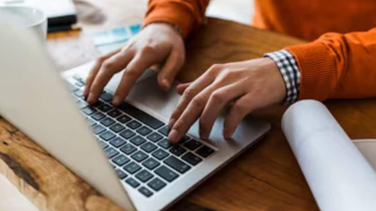 AI Side Hustle? LinkedIn Pilots Jobs Paying Up To Rs 14,000 An Hour To Train Chatbots