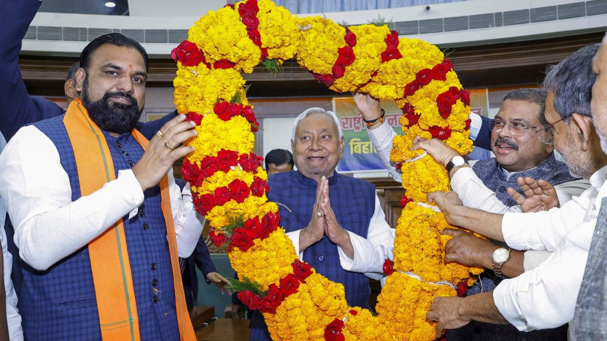 Nitish Kumar Oath Ceremony Live Updates: Nitish Kumar Set To Be Sworn In As CM Shortly; PM Modi Reaches Patna