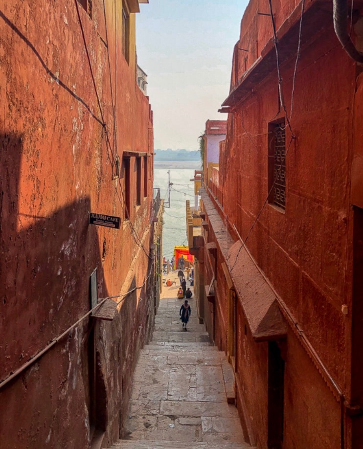 Walk Through The Narrow Lanes: Explore Varanasi’s winding alleys on foot. You’ll discover hidden temples, street food stalls, and the vibrant life of residents going about their day.
