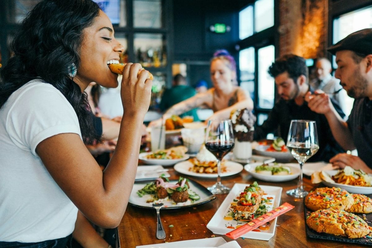 Nutritionist Shares 8 Tips To Stay On Track With Your Diet While Eating Out
