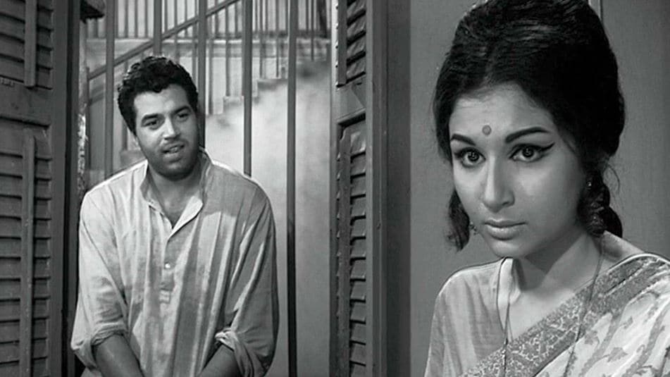 Anupama: Dharmendra played a teacher with a passion for poetry, perfectly capturing the complexities of relationships and self-discovery with a balanced blend of strength and sensitivity. Anupama: Dharmendra played a teacher with a passion for poetry, perfectly capturing the complexities of relationships and self-discovery with a balanced blend of strength and sensitivity.