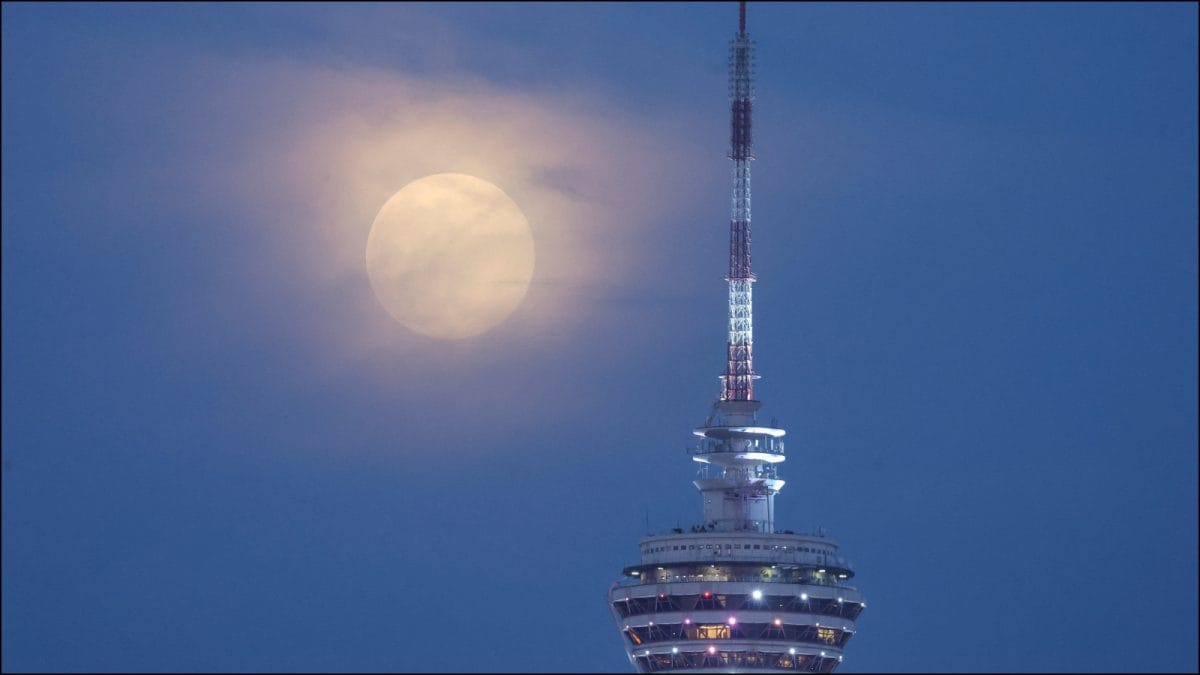 Biggest Moon Of The Year: Which Cities Are Seeing The 'Beaver Supermoon' Tonight?