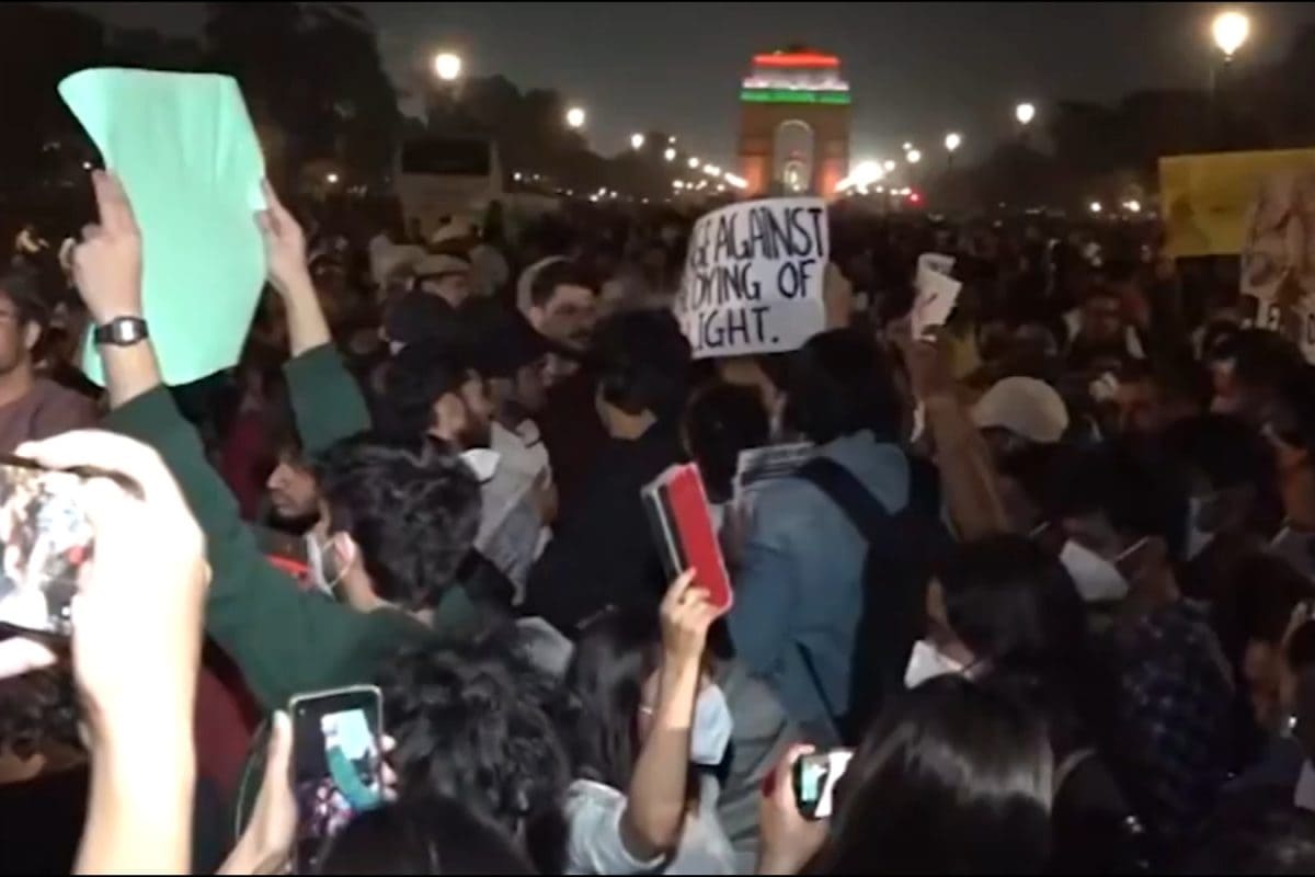 As AQI Nears 400 Mark, Delhi Residents Hit Streets, Demand Govt Action; Detained