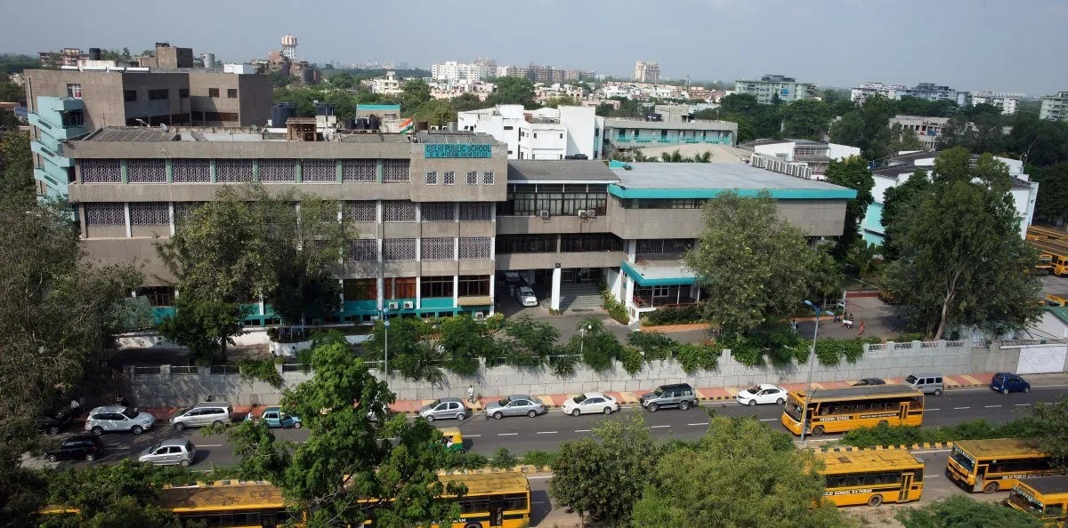 दिल्ली के इस स्कूल में पढ़ते हैं 15 से ज्यादा सेलिब्रिटी पूर्व छात्र, इतनी है फीस