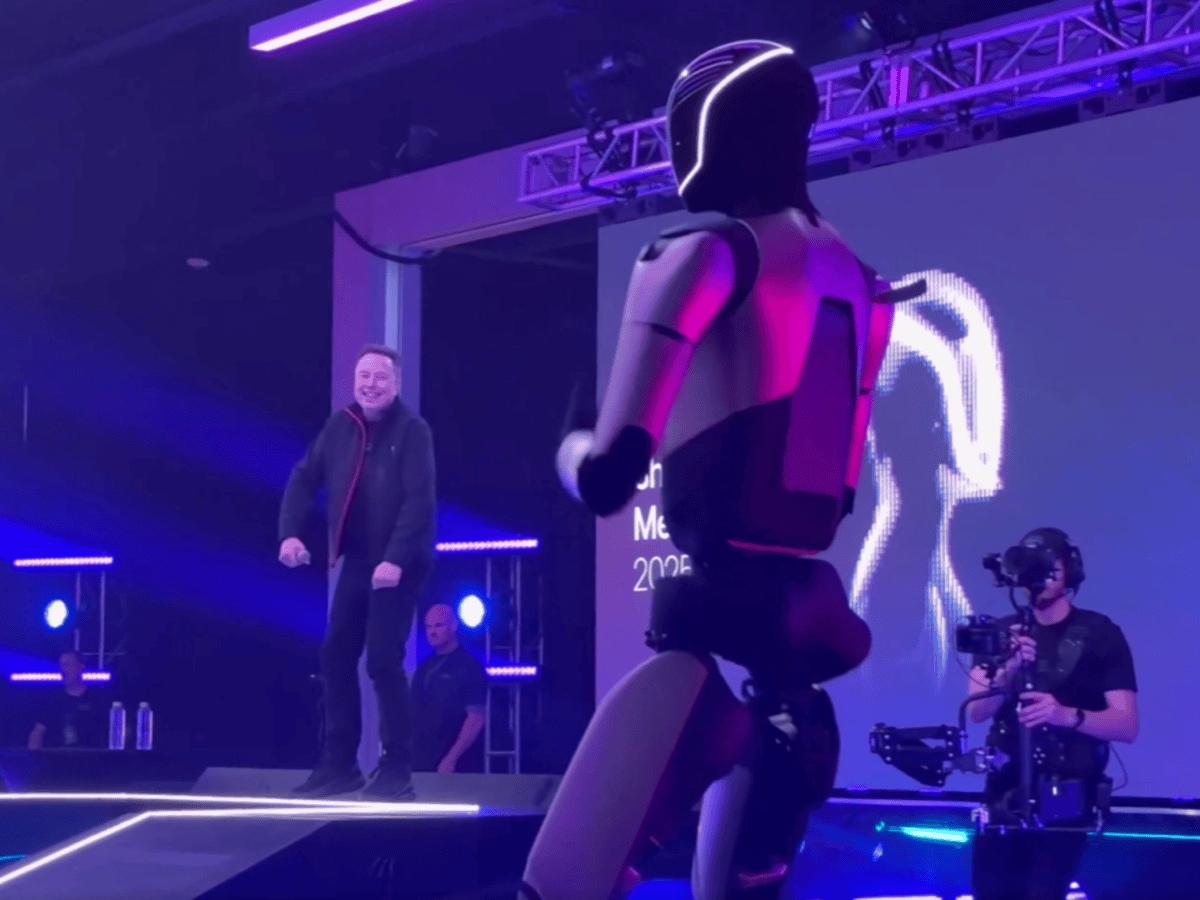 Elon Musk Dances With Tesla Robot After $1 Trillion Pay Deal Gets Approved | Watch | World News - News18