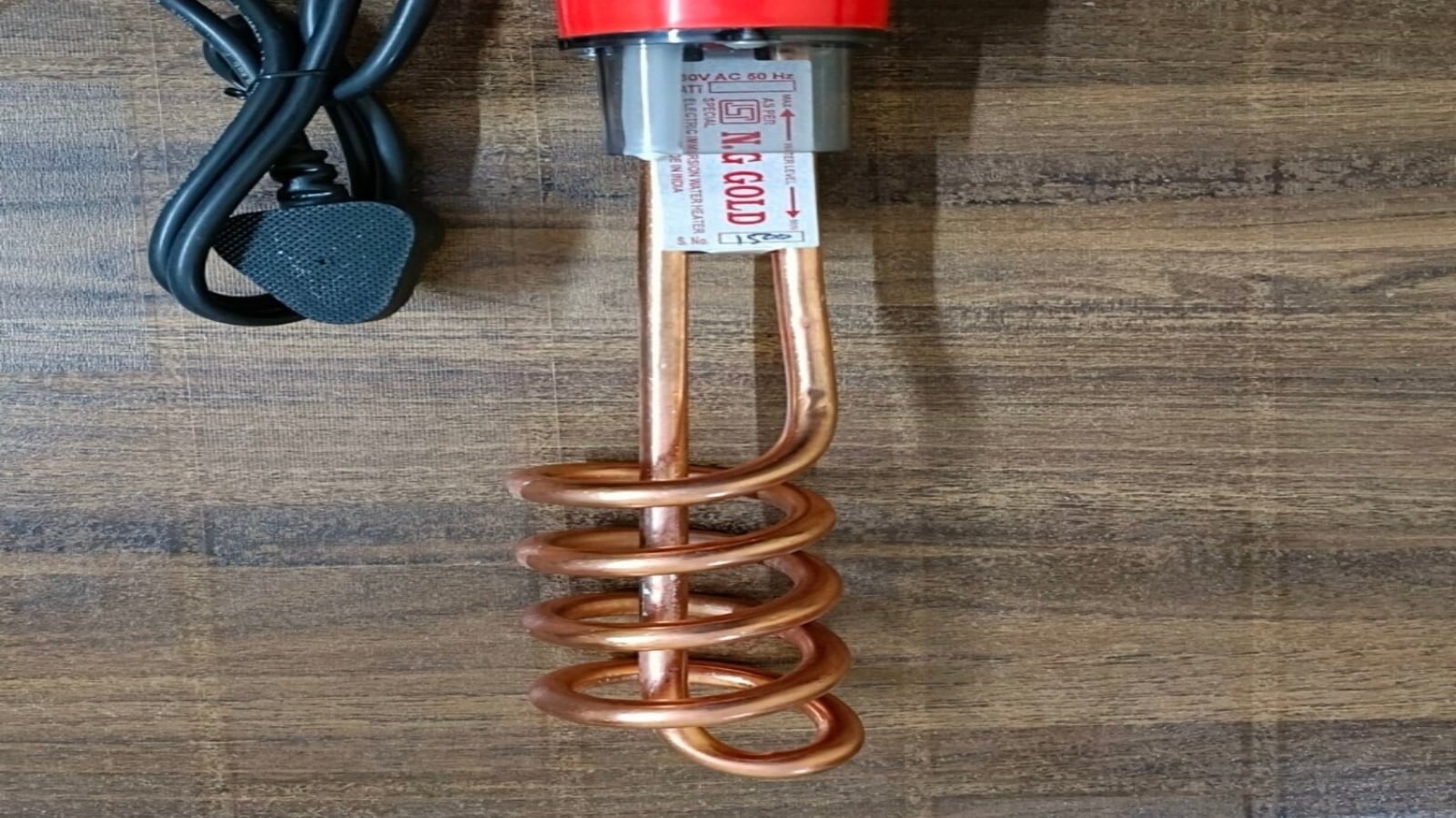 Remove mineral deposits from your heating rod to boost efficiency and save electricity. (Local18)