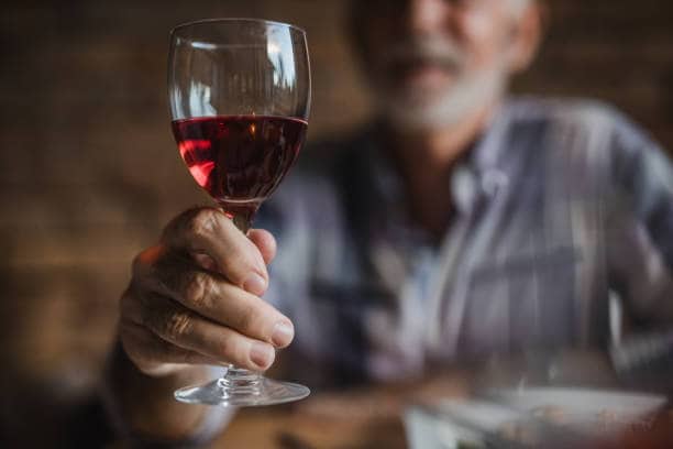 Alcohol (Excessive Consumption): Chronic alcohol intake can lead to nutrient deficiencies and oxidative stress in the lens. Moderate consumption may be safe, but heavy drinking is a known risk factor for cataracts.
