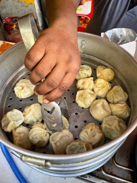 Condiments: Momos are typically served with spicy chili-garlic chutney, while dumplings are paired with soy sauce, vinegar, or chili oil. Condiments: Momos are typically served with spicy chili-garlic chutney, while dumplings are paired with soy sauce, vinegar, or chili oil.
