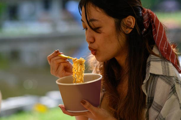High-Sodium Foods: Excess sodium can raise blood pressure and reduce blood flow to the eyes. A high-salt diet may impair lens hydration and increase cataract formation. Examples: chips, canned soups, pickles, instant noodles.