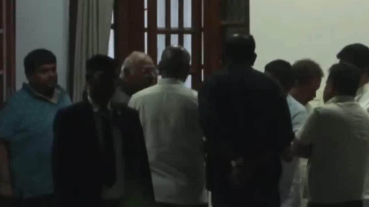 Shivakumar Loyalists Meet Mallikarjun Kharge In Delhi Amid Karnataka Leadership Change Buzz