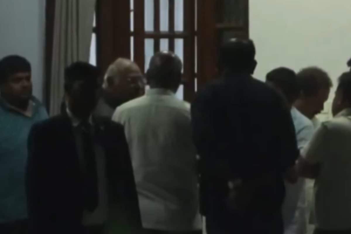 Shivakumar Loyalists Meet Mallikarjun Kharge In Delhi Amid Karnataka Leadership Change Buzz