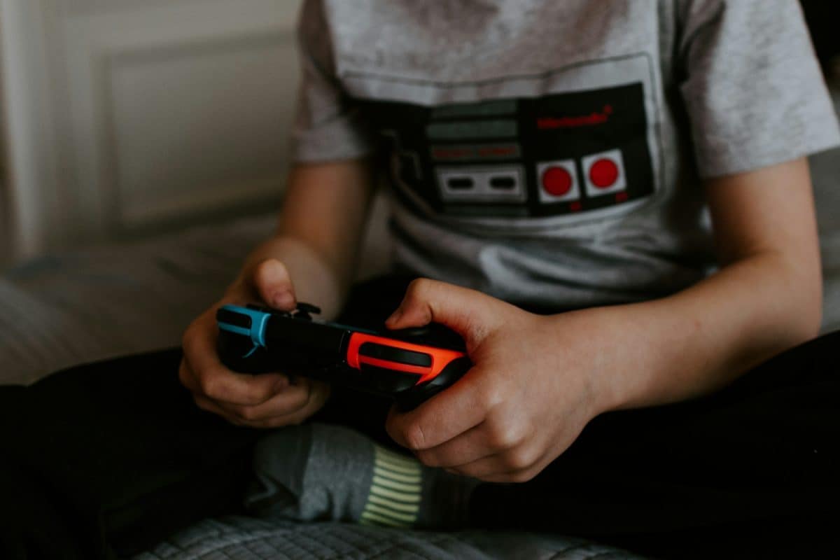 Teens' Love Of Gaming, Social Media Takes Toll on Spine and Posture; Here's How To Fix Tech Neck