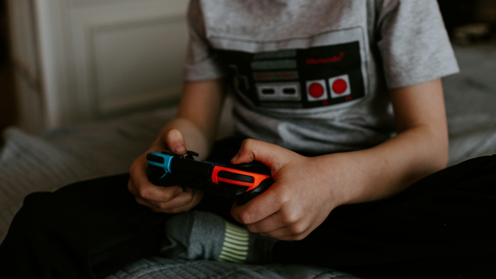 Teens' Love Of Gaming, Social Media Takes Toll on Spine and Posture; Here's How To Fix Tech Neck